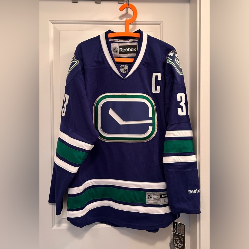 Henrik Sedin NHL SIGNED VANCOUVER CANUCKS Hockey JERSEY Autographed. Large. NWT